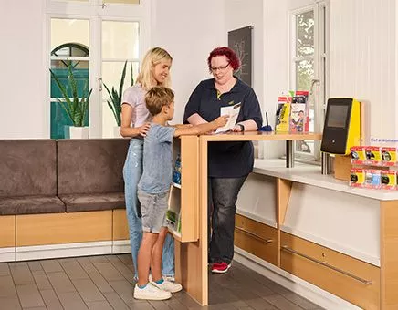 Frau erklärt Mutter und Sohn Netzplan