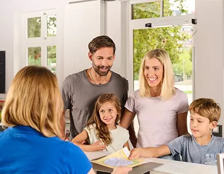 Familie wird Netzplan überreicht