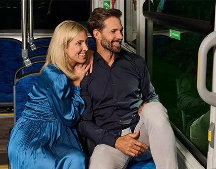 Mann und Frau im Nachtexpress