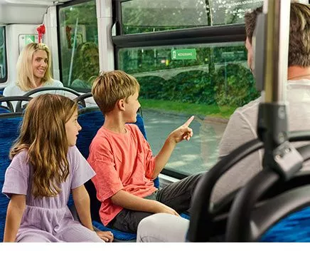 Familie fährt Bus