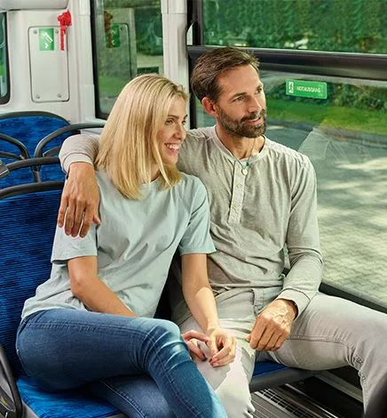 Frau und Mann fahren Bus