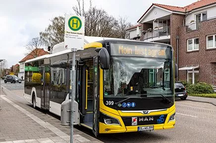 Ein VWG Bus steht an einer Haltestelle, in der Zielanzeige steht: 